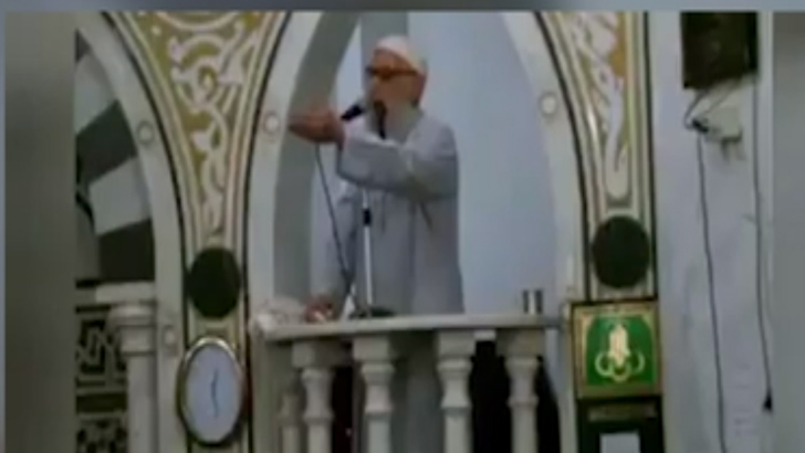 কালেমা পড়তে পড়তেই মিম্বর থেকে ঢলে পড়েন ইমাম (ভিডিও)