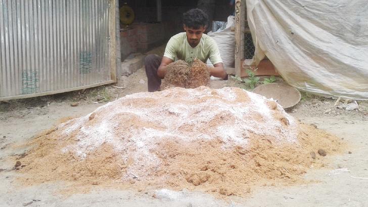 ফেসবুকে মাটি বিক্রি করে মাসে হাজার হাজার টাকা কামাই শাকিলের