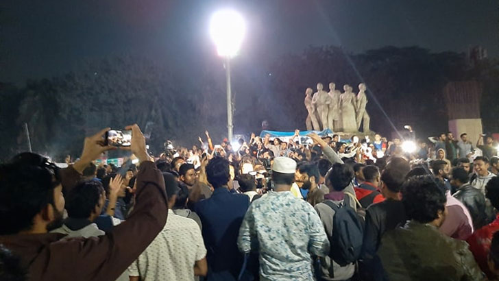 বাংলাদেশের বিশ্বকাপ জয়ে টিএসসিতে বাঁধভাঙ্গা উচ্ছ্বাস