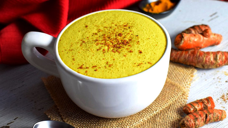 গলায় ব্যথায় ঢোক গিলতে কষ্ট, খেয়ে দেখুন গরম দুধে হলুদ!