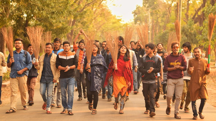জাবি উপাচার্যের অপসারণ দাবিতে ঝাড়ু মিছিল