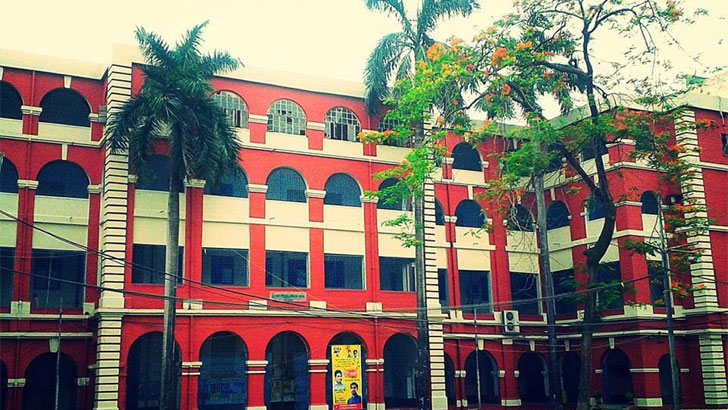 স্যার স‌লিমুল্লাহ মে‌ডিকেল ক‌লে‌জে রাতভর পুলিশের অভিযান