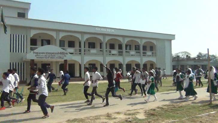 গণিতে ক্যালকুলেটর নিতে না দেয়ায় বিক্ষোভ-ভাঙচুর, ৫০ পরীক্ষার্থী আহত