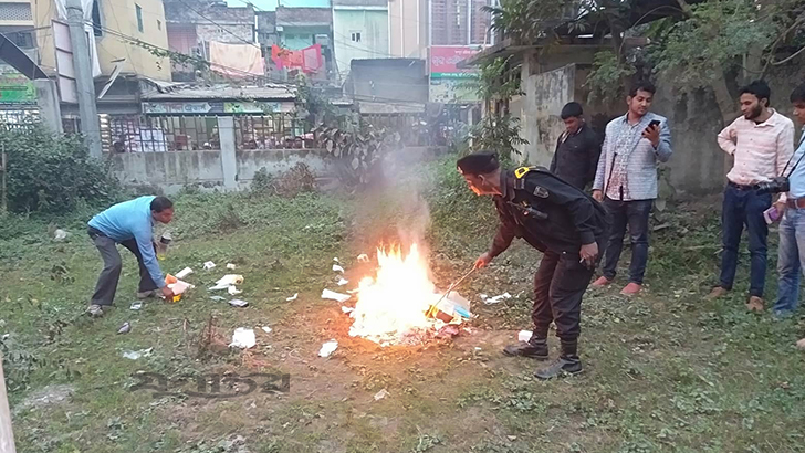 অবৈধ মোবাইল ফোন আগুনে পুড়িয়ে দিল বিটিআরসি
