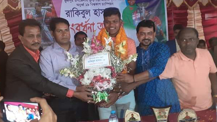 ফুল ছিটিয়ে ফুলপুরে রাকিবুলকে বরণ