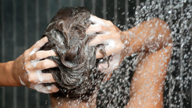 ভেজা চুলে ঘুমালে যেসব রোগের ঝুঁকি বাড়ে