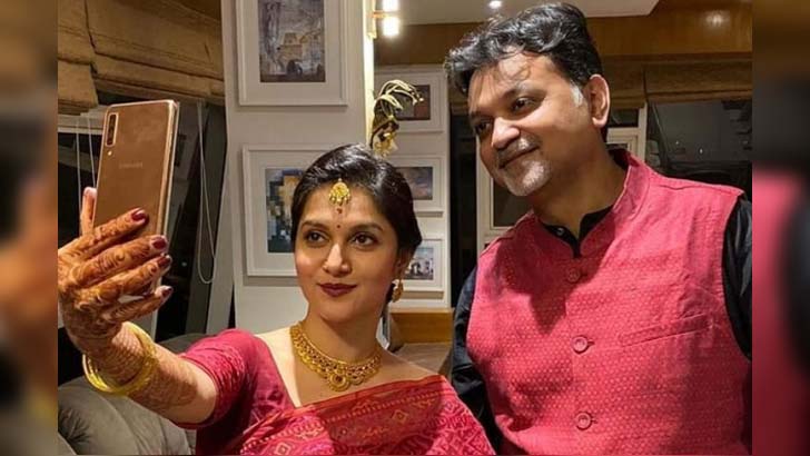 বিয়ের রিসেপশনে কী পরছেন মিথিলা-সৃজিত?