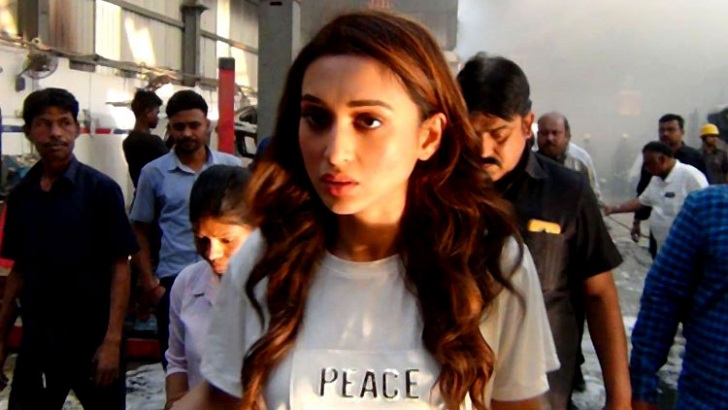 শুটিং ফেলে আগুন নেভাতে দৌঁড়ালেন অভিনেত্রী মিমি!