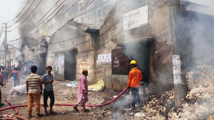 টঙ্গীতে ট্রান্সফরমার বিস্ফোরণ, অর্ধশতাধিক তুলার গুদাম পুড়ে ছাই