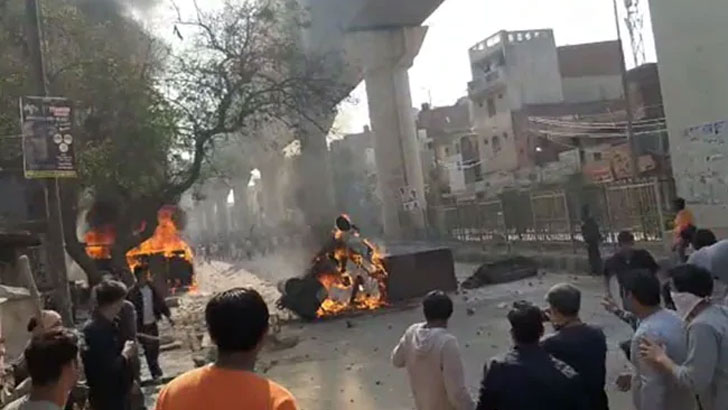 ট্রাম্প দিল্লি আসার আগে ব্যাপক সংঘর্ষ, এক পুলিশ নিহত