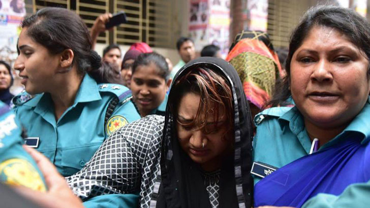 ওড়নায় মুখ ঢাকা নিয়ে পুলিশের সঙ্গে পাপিয়ার স্বামীর বাগবিতণ্ডা