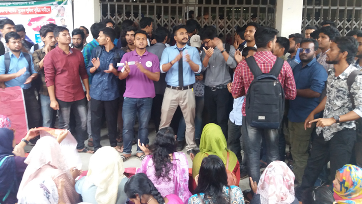 শ্রেণিকক্ষ সংকটে প্রশাসনিক ভবনে কুবি শিক্ষার্থীদের তালা