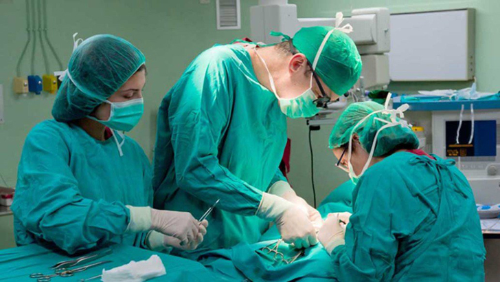 অস্ত্রোপচারের সময় চিকিৎসকরা কেন সবুজ অ্যাপ্রন পরেন?