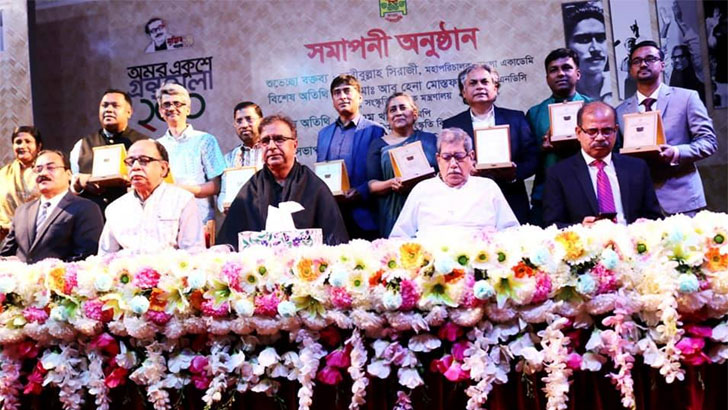 বইমেলায় অংশগ্রহণকারী শ্রেষ্ঠ প্রতিষ্ঠানকে পুরস্কার প্রদান