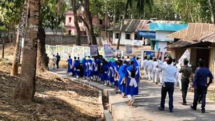 রামগড়ে ভোটার দিবসের র‌্যালিতে স্কুল শিক্ষার্থীরা, ভোটার নেই!