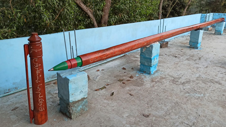 বিশ্ব রেকর্ড গড়তে ব্রাহ্মণবাড়িয়ায় ২৮ ফুট দৈর্ঘ্যের কলম