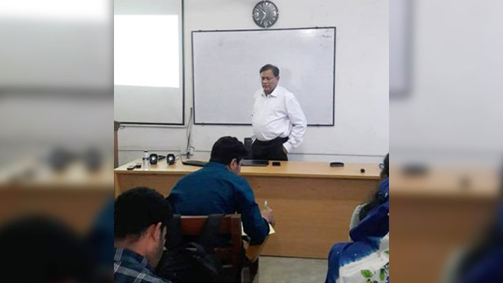 ঢাবিতে শিক্ষকতা করছেন তথ্যমন্ত্রী