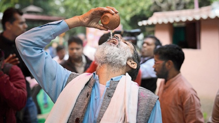 দিল্লির সেই পার্টিতে চিয়ার্স বলে গোমূত্র পান, সঙ্গে গোবরের পায়েস!