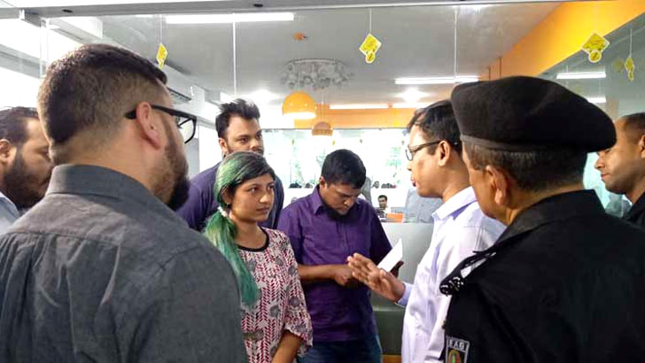 মাস্কের দাম কয়েকগুণ বেশি রাখায় দারাজে র‌্যাবের অভিযান