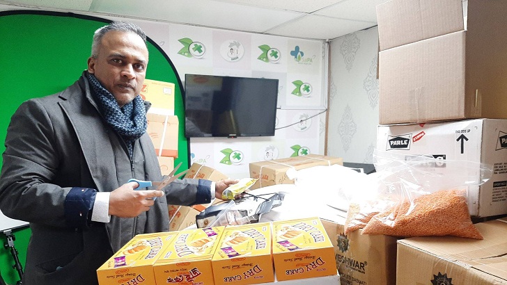 করোনা সংকটে নিউইয়র্কে বাংলাদেশি ডাক্তারের ফ্রি সামগ্রী বিতরণ