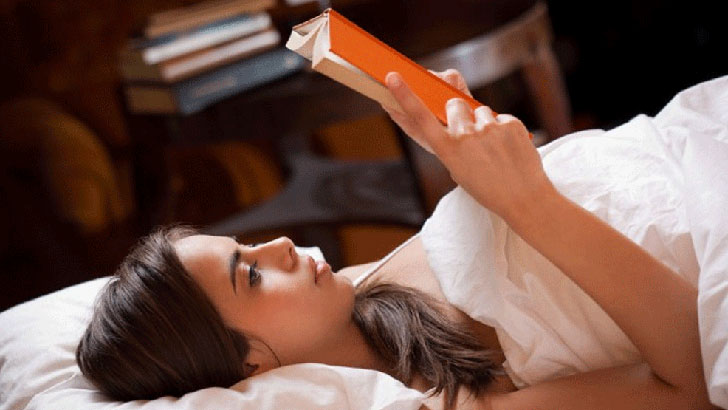 বিছানায় শুয়ে বই পড়ছেন, হতে পারে ৪ বিপদ!