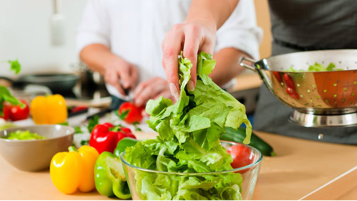 ঘরেই তৈরি করুন চিকেন ভেজিটেবল স্টার ফ্রাই