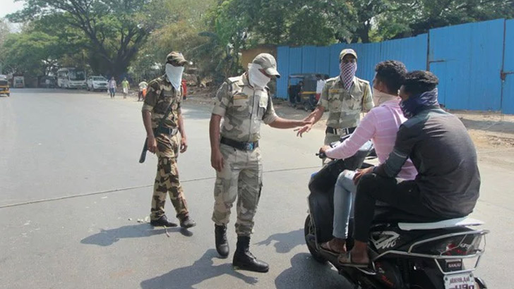 মুখ না ঢেকে হাঁচি দেয়ায় বাইক আরোহীকে বেদম পিটুনি