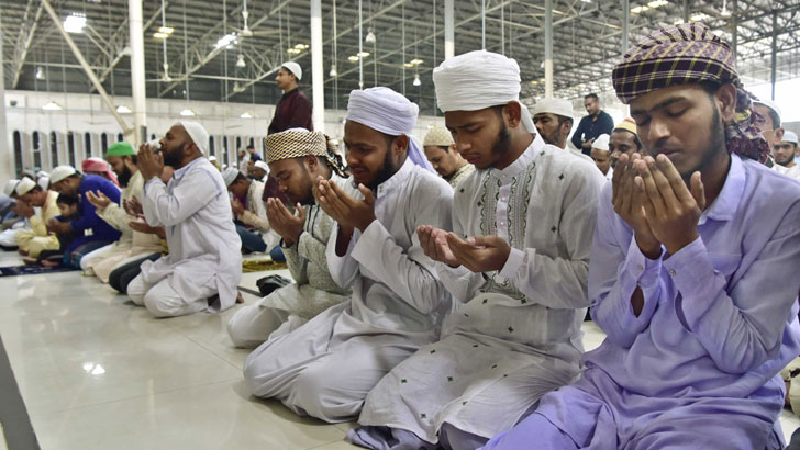 করোনাভাইরাস থেকে রক্ষা পেতে মসজিদে মসজিদে দোয়া