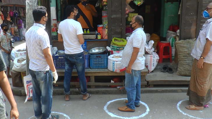 দোকানের সামনে তিন ফুট দূরত্বে বৃত্ত এঁকে পণ্য বিক্রি
