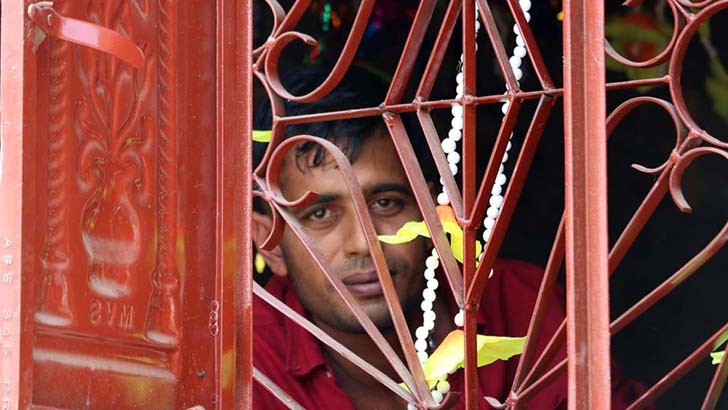 ভোট না দেয়ায় প্রবাসীর বাড়িতে লাল পতাকা টানালেন ইউপি সদস্য