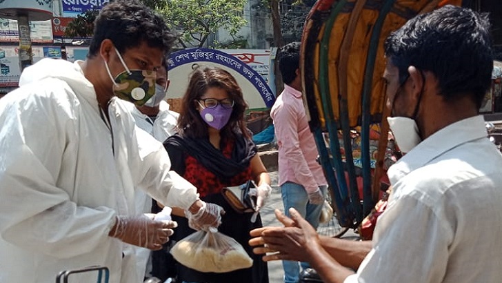 ছিন্নমূল মানুষের পাশে ঢাবির শিক্ষার্থীরা