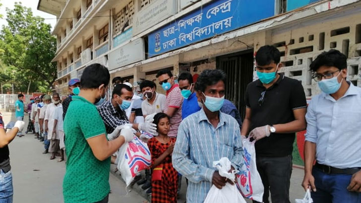 অসহায় ও কর্মহীনদের মাঝে ঢাবি ছাত্রদলের খাদ্য সামগ্রী বিতরণ