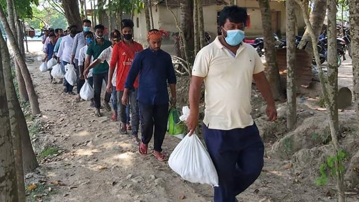 গফরগাঁওয়ে কর্মহীন পরিবারে খাদ্যসামগ্রী বিতরণ