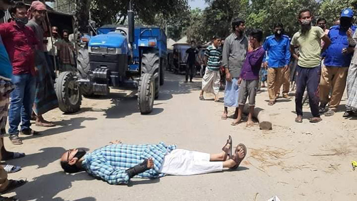 টাঙ্গাইলে রাস্তার মাঝে শুয়ে পড়লেন চেয়ারম্যান