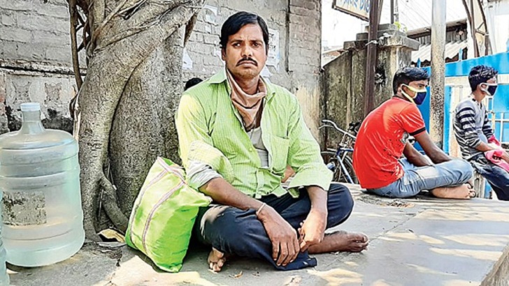 ভাড়াটিয়াকে বাড়ি থেকে তাড়িয়ে দিলেন মালিক, ঠাঁই হলো গাছতলায়