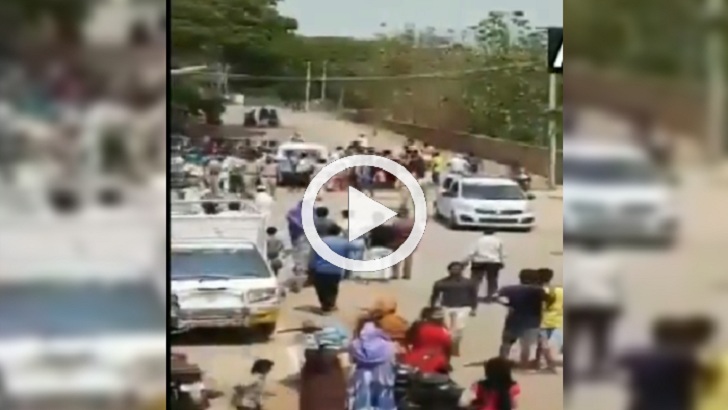 লকডাউনে প্রার্থনায় বাধা দেয়ায় পুলিশকে মারধর, পাথর নিক্ষেপ! (ভিডিও)