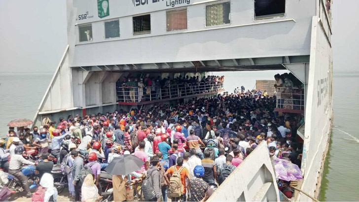 চাকরি বাঁচাতে করোনা আতংকেও ঢাকামুখী মানুষের ঢল