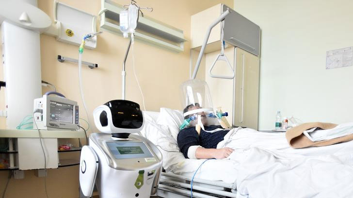 ইতালিতে ডাক্তারদের আশা জোগাচ্ছে চিকিৎসক রোবট