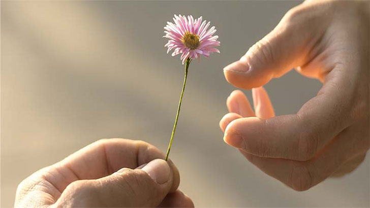 অভাবী মানুষকে সাহায্য করা অনেক সওয়াবের কাজ