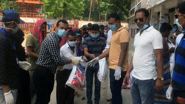 ঢাবি ক্যাম্পাসে অসহায়দের মধ্যে ছাত্রদলের খাদ্যসামগ্রী বিতরণ