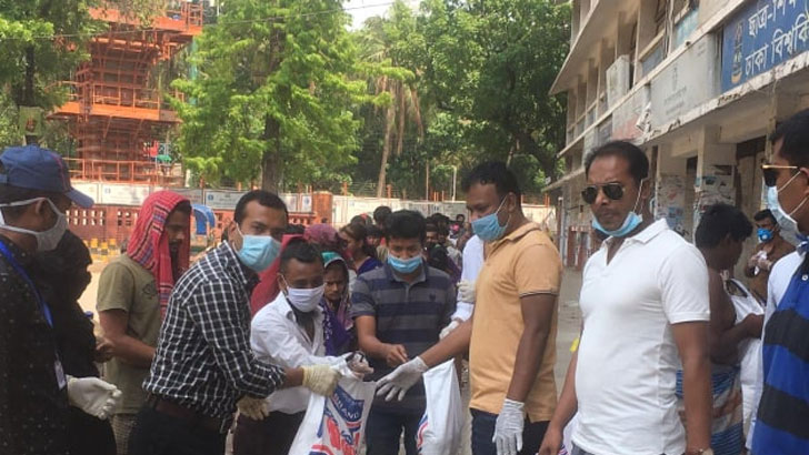 ঢাবি ক্যাম্পাসে অসহায়দের মাঝে ছাত্রদলের খাদ্যসামগ্রী বিতরণ