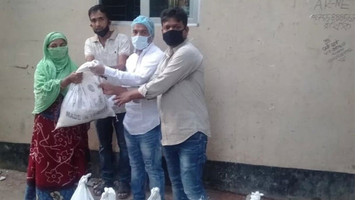 স্বেচ্ছাসেবক দল ও তাবিথ আউয়ালের খাবার সামগ্রী বিতরণ