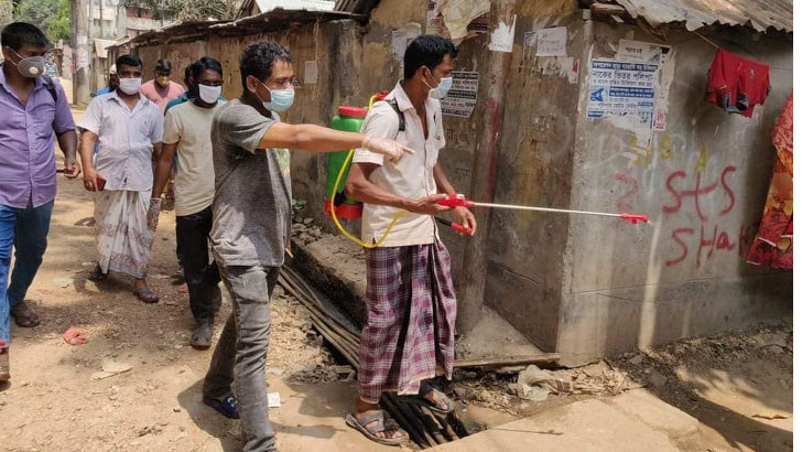 জিয়া ফাউন্ডেশনের উদ্যোগে মহাখালীর ৭ তলা বস্তিতে জীবানুনাশক স্প্রে