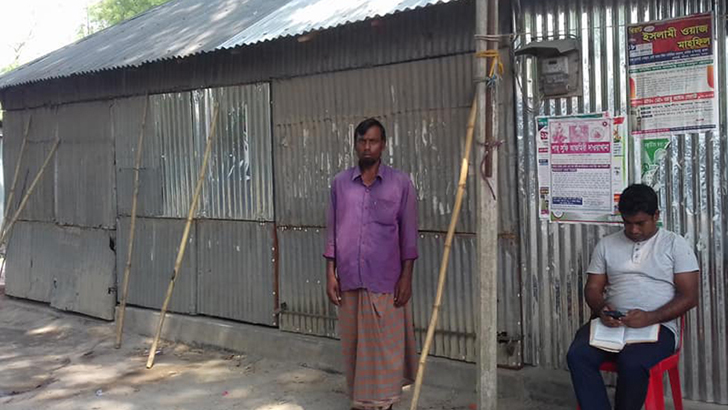 চাটমোহরে দোকান ভাড়া মওকুফ করে দিলেন কৃষক!