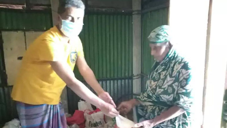 বন্দরে কর্মহীনদের মধ্যে খাদ্য সামগ্রী বিতরণ