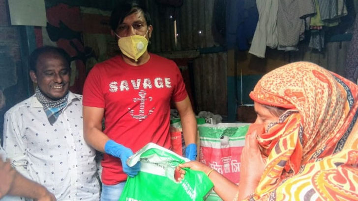 বনানীতে স্বেচ্ছাসেবক দলের খাদ্যসামগ্রী বিতরণ