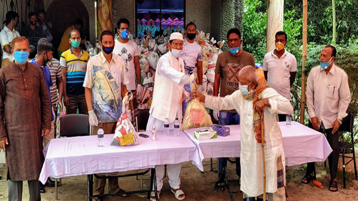 মানিকগঞ্জে সাবেক মেয়রের উদ্যোগে ৪ হাজার ব্যক্তিকে খাদ্য সহায়তা