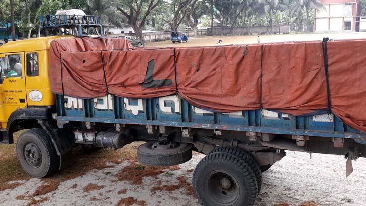 তাঁবু ঢাকা ট্রাক থেকে বের হল শিশুসহ নারী-পুরুষের দল