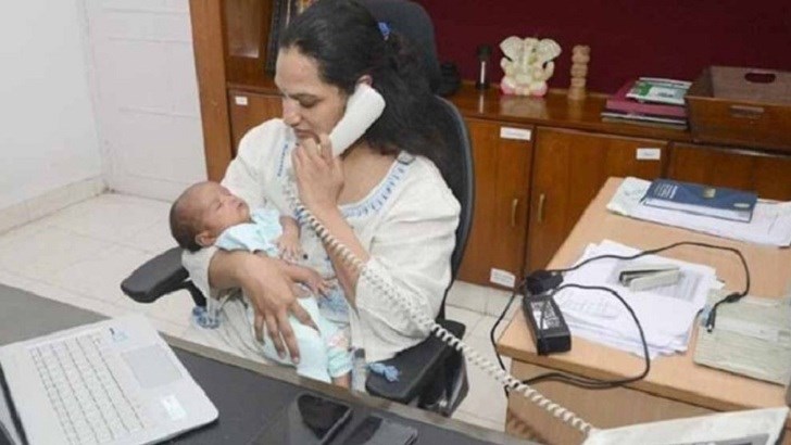 করোনার মাঝেই ২২ দিনের সন্তান কোলে নিয়ে কাজে যোগ দিলেন কমিশনার