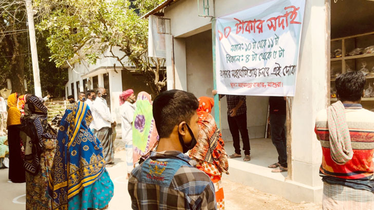 মহম্মদপুরে অসহায়দের দশ টাকায় একদিনের বাজার দিচ্ছেন ১০ তরুণ
